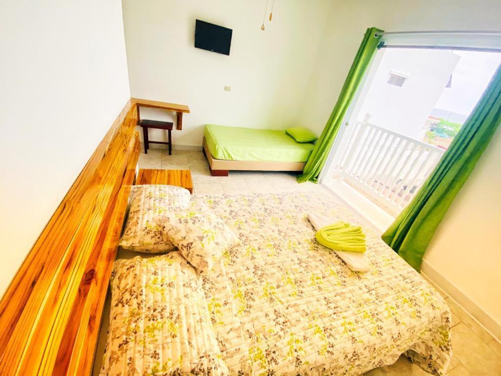 Whale House Hotel ปูแอร์โตโลเปซ ภายนอก รูปภาพ