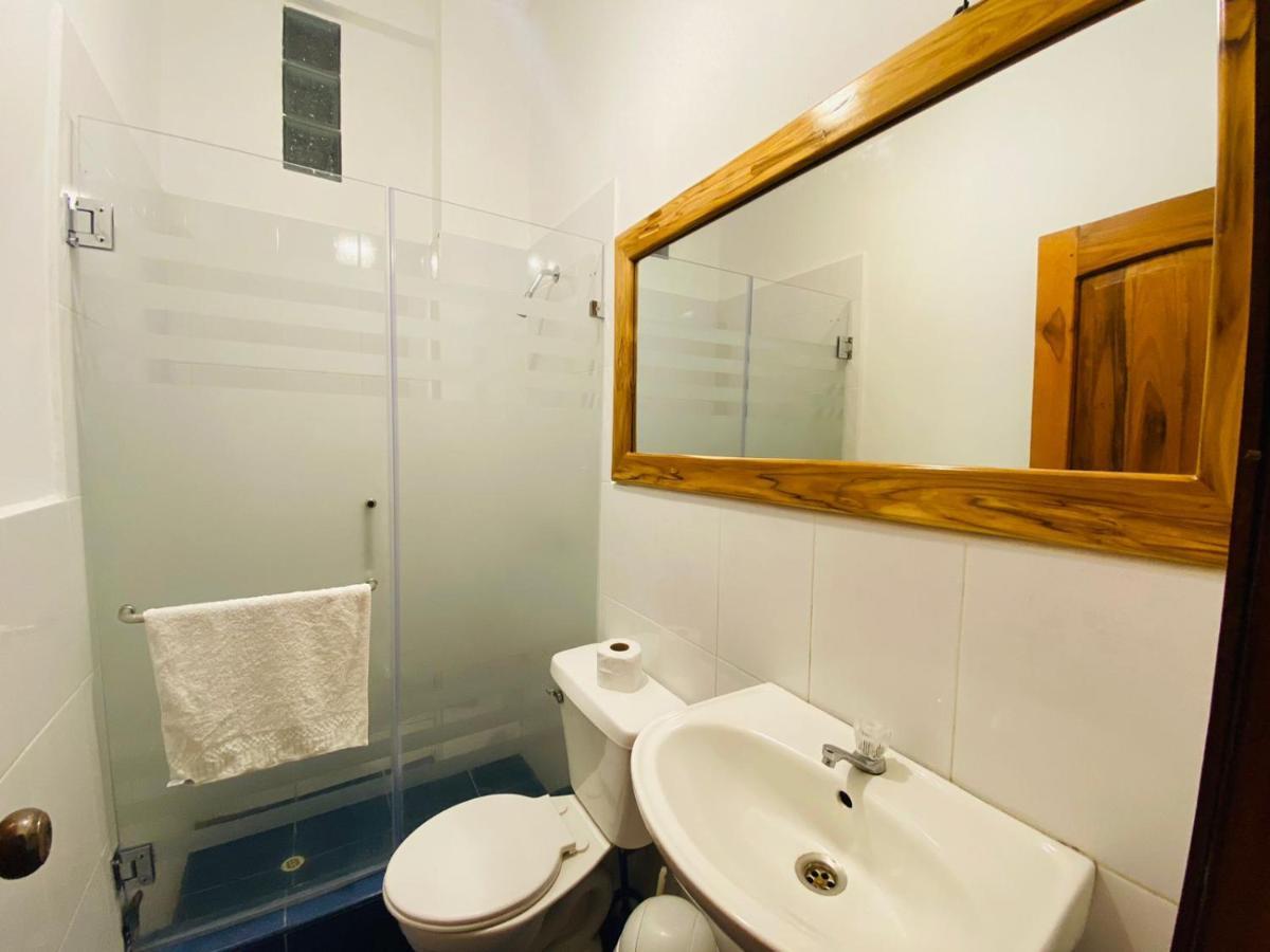 Whale House Hotel ปูแอร์โตโลเปซ ภายนอก รูปภาพ